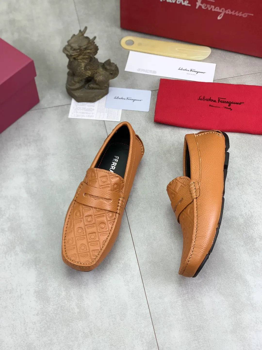 Men's shoes 💰P542 New model, high quality [Ferragamo/Ferragamo] Latest lazy slip-on shoes Original imported calfskin, imported cowhide lining + original luxury metal buckle + original combination outsole Comparison without pressure Code number: 38-45
